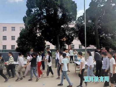 藝術家師大華親臨郾城區商橋鎮第二中心小學現場作畫,師生共同感受藝術之美